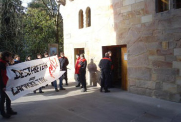 AHT Gelditu elkarlana protesta por la firma de las actas de las expropiaciones
