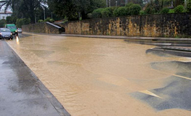 Una gran balsa de agua obliga a cortar la N-634 en Amorebieta
