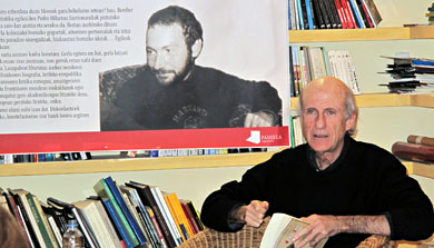 La librería Hitz se despide con un homenaje a Sarrionandia