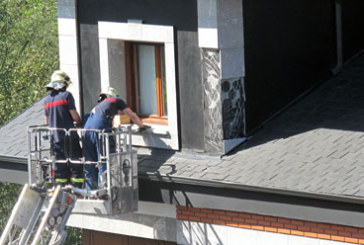 Una loseta cae sobre una acera desde el tercer piso de un edificio de Laubideta