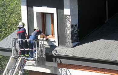 Una loseta cae sobre una acera desde el tercer piso de un edificio de Laubideta