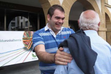 Varios centenares de personas arropan a Bildu en Amorebieta