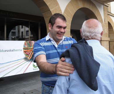 Varios centenares de personas arropan a Bildu en Amorebieta