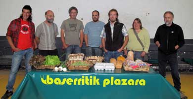 Baserritarras de la comarca consideran prioritario impulsar el mercado de los sábados