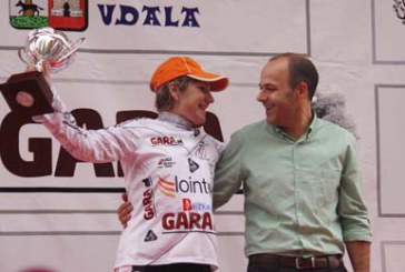 Marianne Vos sigue intratable y se enfunda el maillot amarillo en la Emakumeen Bira