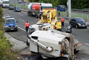 Grandes retenciones en la A-8 tras volcar dos camiones a la altura de Amorebieta
