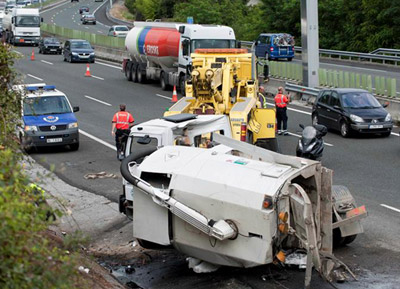 Grandes retenciones en la A-8 tras volcar dos camiones a la altura de Amorebieta