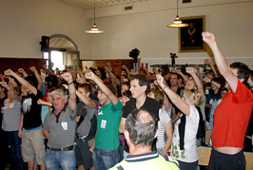 El voto del PP posibilita el nombramiento de Ana Otadui en un tenso pleno