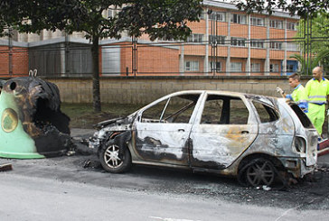 Un incendio calcina una moto y un coche en Murueta Torre