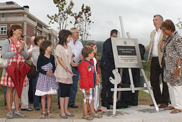 Una placa-caballete recuerda al pintor Enrike Renteria