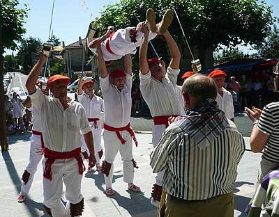 Los actos tradicionales y los conciertos nocturnos se dan la mano en las fiestas