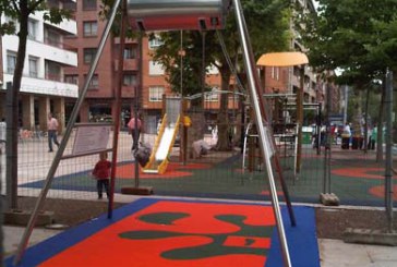 Los niños con movilidad reducida cuentan con un columpio adaptado en Ezkurdi