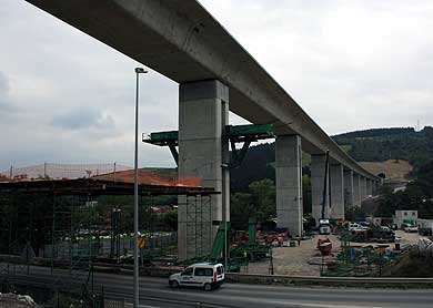 Finaliza la construcción del tablero del viaducto de Mañaria de la línea del TAV