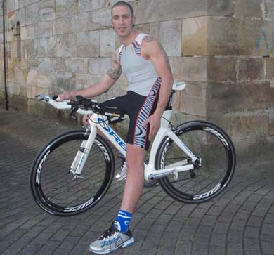 Jon Carro intentará hoy el reto de recorrer 600 kilómetros en bicicleta en 24 horas