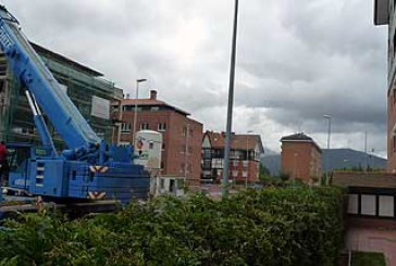 El desplome de una grúa de 30 metros provoca la alarma en el barrio de Muntsaratz