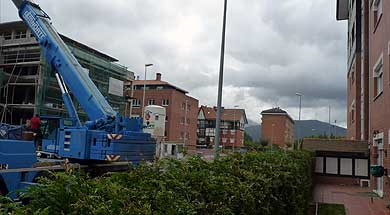 El desplome de una grúa de 30 metros provoca la alarma en el barrio de Muntsaratz