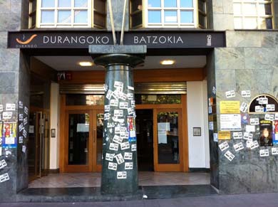 El batzoki aparece empapelado con pegatinas anti TAV