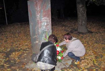 Una ofrenda floral recuerda a las víctimas de ETA