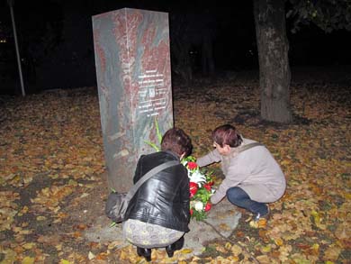 Una ofrenda floral recuerda a las víctimas de ETA