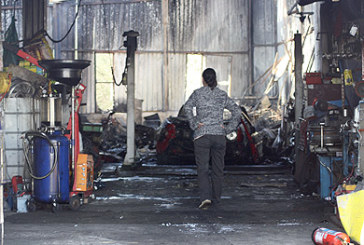 Un incendio arrasa un taller de reparación de coches en Astola