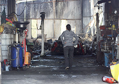 Un incendio arrasa un taller de reparación de coches en Astola