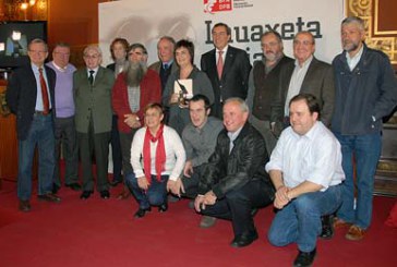 Gerediaga recibe el Premio Lauaxeta de manos de Bilbao