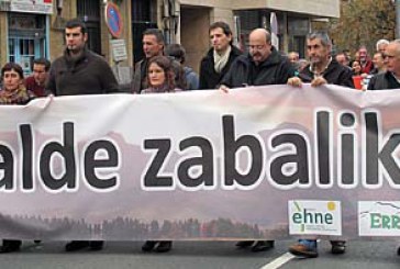 Cientos de baserritarras se manifiestan en contra del cierre del matadero