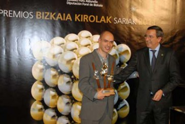 El Ayuntamiento de Berriz recibe el premio Bizkaia Kirola por su impulso al deporte