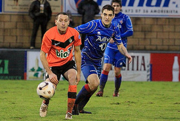 Un gran Amorebieta golea al Ponferradina y recorta distancias con la cabeza