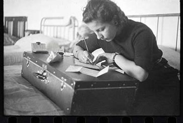 Una exposición fotográfica de Robert Capa acerca a los zornotzarras a la Guerra Civil