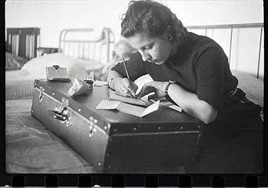 Una exposición fotográfica de Robert Capa acerca a los zornotzarras a la Guerra Civil