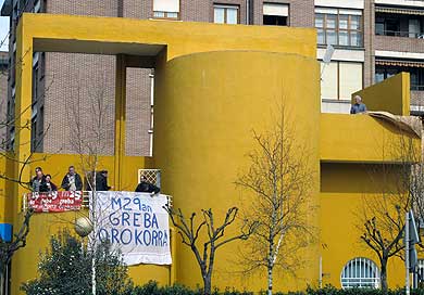 Miembros de LAB ‘ocupan’ la sede de la Asociación de Empresas del Duranguesado