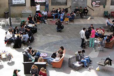 Con los sillones, el parchís y la televisión en la calle