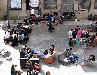 Con los sillones, el parchís y la televisión en la calle