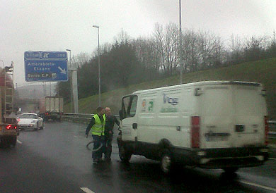 Un herido en la colisión entre un camión y una furgoneta en la A-8 en Amorebieta