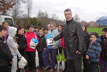 Escolares del municipio colocan casas nido en Jauregibarria