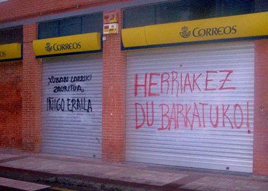 Elorrio amanece con pintadas contra la Ertzaintza e Interior