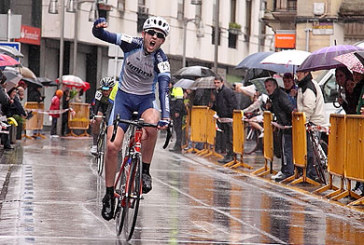 Xabier Goikoetxea, del equipo zornotzarra Umpro, gana un Trofeo Tabira pasado por agua