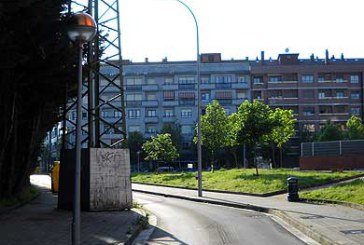 Exigen que se retiren una torre eléctrica y dos contenedores que invaden la acera