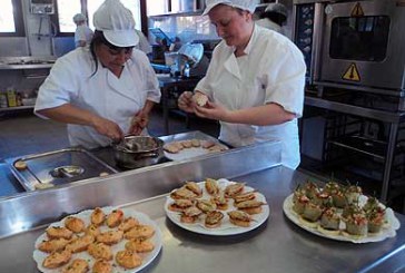 15 personas desempleadas se preparan para trabajar en barras y cocinas