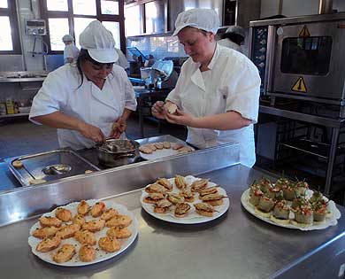 15 personas desempleadas se preparan para trabajar en barras y cocinas
