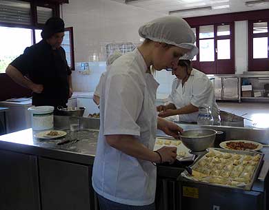 Behargintza ofrece cursos de camarero y servicios turísticos para personas desempleadas