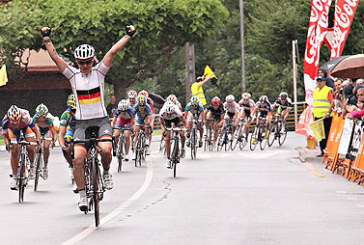 La alemana Ina Yoko Teutenberg gana la primera etapa de la Emakumeen Bira