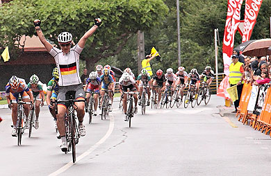 La alemana Ina Yoko Teutenberg gana la primera etapa de la Emakumeen Bira