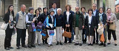 Grupos de turistas japoneses recalan en la villa