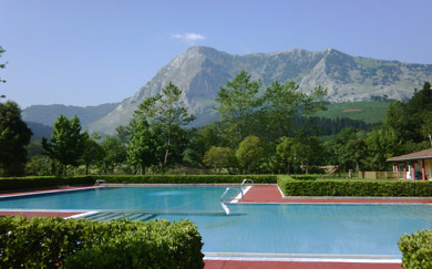 Ana Otadui defiende la construcción de unas piscinas descubiertas en la villa