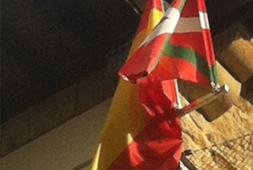 La bandera española ondea en el Consistorio de Elorrio por orden judicial