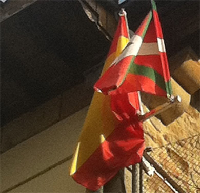 La bandera española ondea en el Consistorio de Elorrio por orden judicial