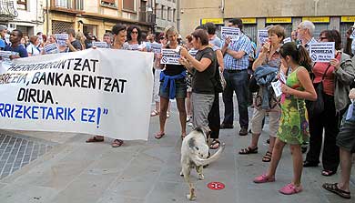Sonoras pitadas contra los recortes