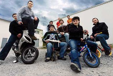 La fusión de ritmos del grupo Esne Beltza recala esta noche en los Karmenes